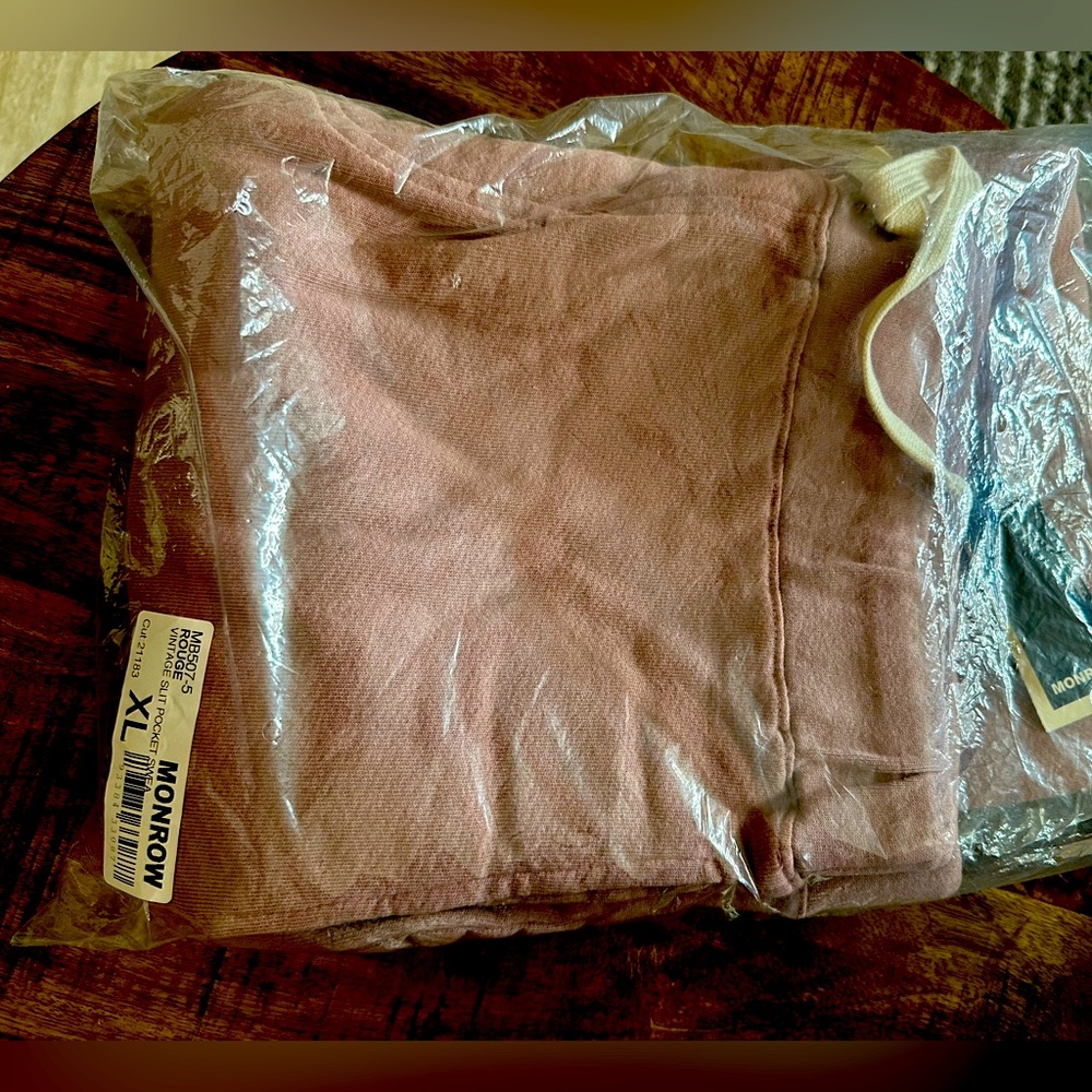 NWT, Monrow, Supersoft Rogue Vintage Slit Pocket sweat pants